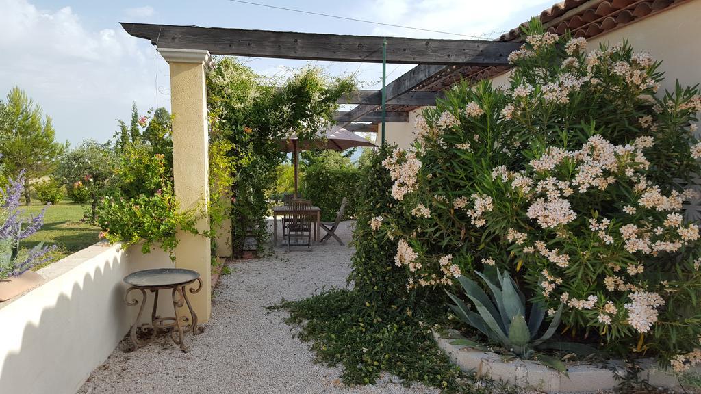 Bed and Breakfast Lamanderie En Provence Alleins Exterior foto
